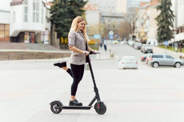 Mädchen Fährt Mit Elektroroller Der Altstadt — Stockfoto