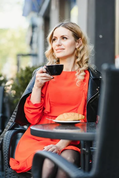 카페에서 커피를 마십니다 값비싼 블라우스를 아름다운 화장을 여인은 신비롭게 — 스톡 사진