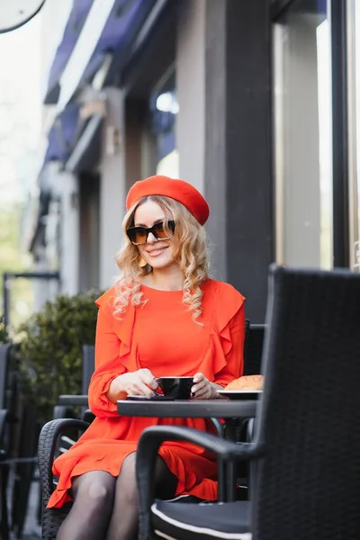 Very Beautiful Young Woman Sit Cafe Drink Coffee Tea Street — Stockfoto