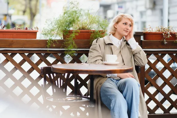 Mujer Joven Elegante Boina Roja Tomando Desayuno Francés Con Café — Foto de Stock