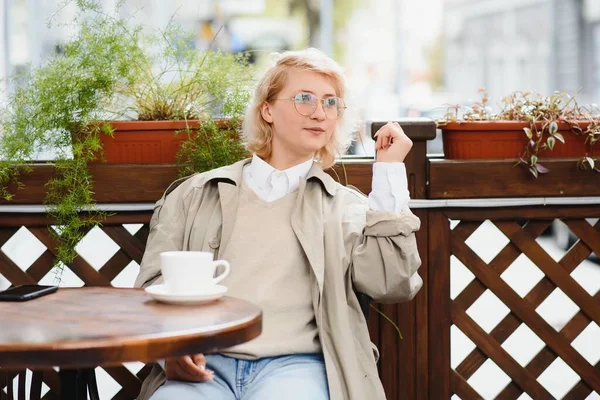 아름답고 카페에 커피나 마시며 거리의 전경을 바라봅니다 — 스톡 사진