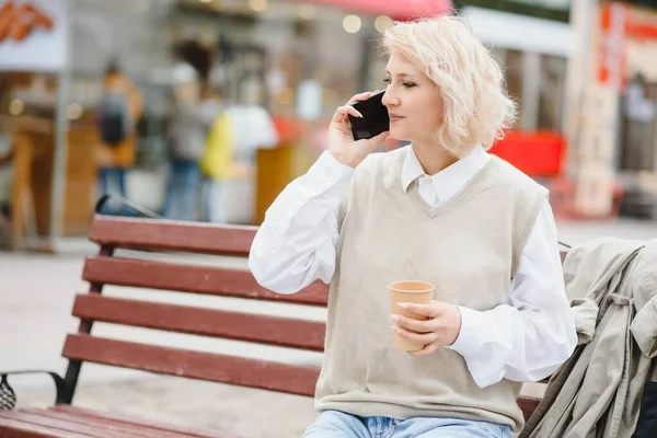 아가씨가 핸드백 커피를 거리를 있습니다 — 스톡 사진