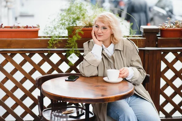 Young Stylish Beautiful Woman Sitting City Cafe Street Spring Fashion — Fotografia de Stock