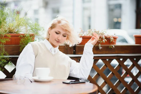 Mujer Joven Muy Hermosa Sentarse Café Beber Café Vista Frontal — Foto de Stock
