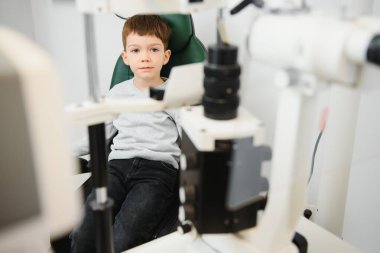 Çocuk göz hekimliği kliniğinde görüşü kontrol ediyor.