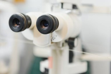 Ofis oftalmoloji kliniği. Görsel inceleme ekipmanları. Vizyon tedavisi için cihazlar. Optalmoloji ameliyathanesi. Lazer görme düzeltmesi için ekipman