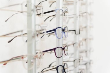Gözlükçülerin dükkanında sıra sıra gözlük.
