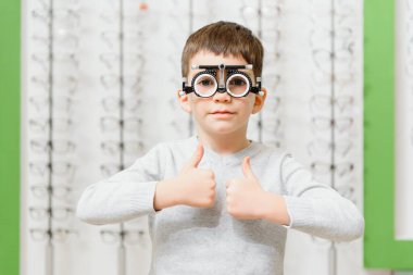Çocuk klinik Tıbbi Optisyen konseptine deneme çerçevesi koymuş..