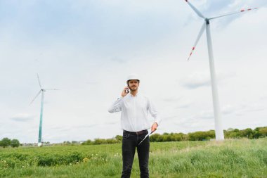 Rüzgâr Çiftliği 'ndeki proje müdürünü denetleyen mühendis. Çevrede çalışan adam.