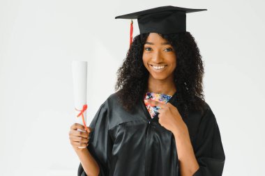 Neşeli Afro-Amerikan lisansüstü öğrencisi elinde diplomasıyla