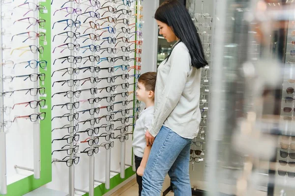 Madre Con Figlio Che Sceglie Gli Occhiali Nel Negozio Ottica — Foto Stock