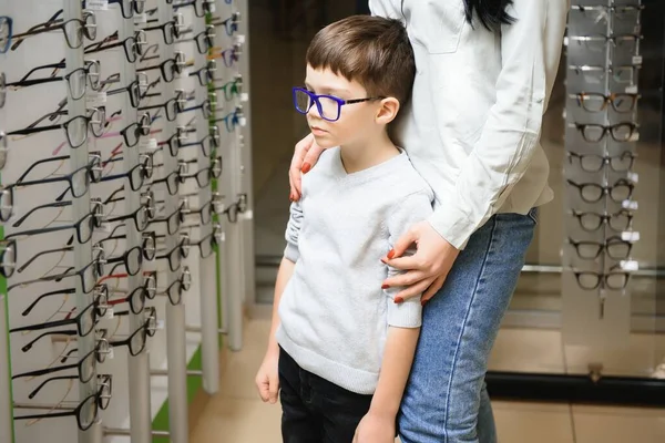 Mutter Mit Süßem Sohn Familie Kauft Brille — Stockfoto