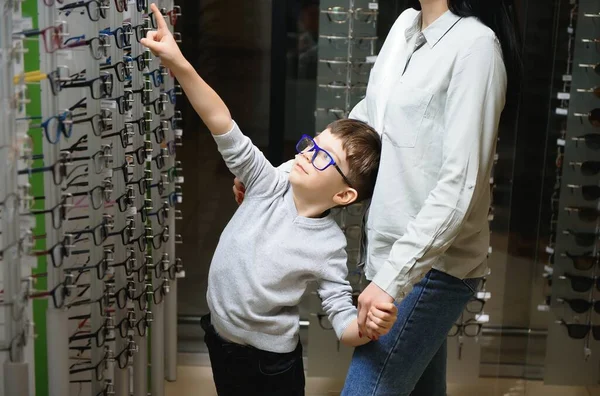 かわいい息子を持つ母親 家族がメガネを買う — ストック写真