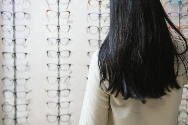 Gesundheitsversorgung Seh Und Sehkonzept Glückliche Frau Wählt Brille Optikgeschäft — Stockfoto