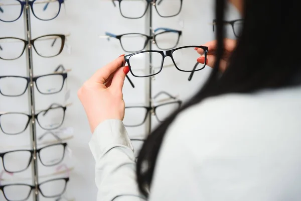 Szemüvegsor Egy Optikusnál Szemüveges Bolt Álljon Szemüveggel Optika Raktárában Keze — Stock Fotó