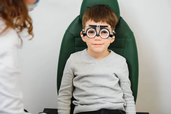 Anak Muda Menjalani Tes Mata Dengan Kacamata Klinik Medis — Stok Foto