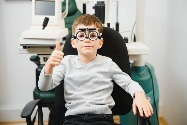 Genç Bir Çocuk Klinikte Gözlüklerle Göz Testi Yaptırıyor — Stok fotoğraf