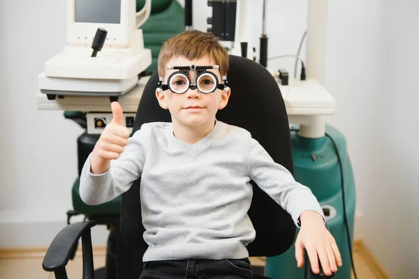 Genç Bir Çocuk Klinikte Gözlüklerle Göz Testi Yaptırıyor — Stok fotoğraf