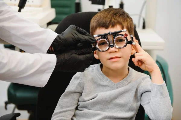 Anak Kecil Yang Serius Duduk Kursi Ujian Visi Dokter Mengambil — Stok Foto