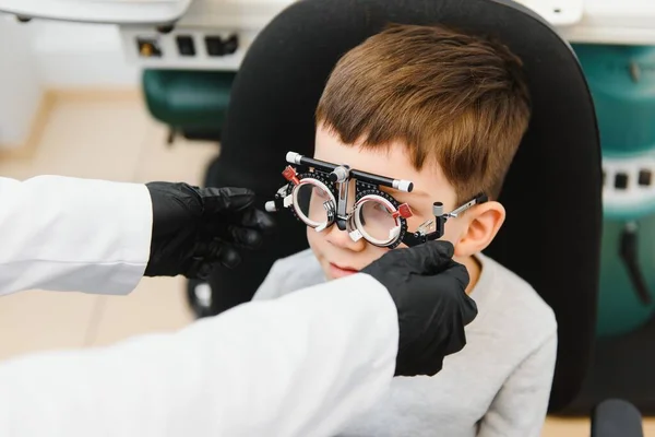 Deneme Çerçevesi Küçük Bir Çocuk Için Gözlük Hipermetrop Gözlüklü Ametropia — Stok fotoğraf