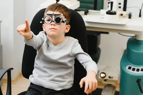 Gözlüklü Neşeli Çocuk Göz Doktorunu Kontrol Ediyor — Stok fotoğraf