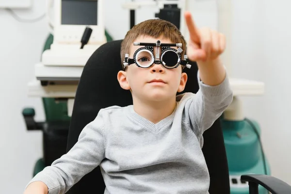 Küçük Ciddi Bir Çocuk Görüş Testi Kürsüsünde Oturuyor Doktor Özel — Stok fotoğraf
