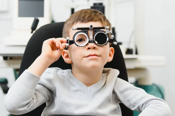 Anak Laki Laki Ceria Berkacamata Periksa Mata Dokter Mata Mata — Stok Foto