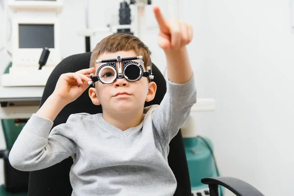 Gözlüklü Neşeli Çocuk Göz Doktorunu Kontrol Ediyor — Stok fotoğraf