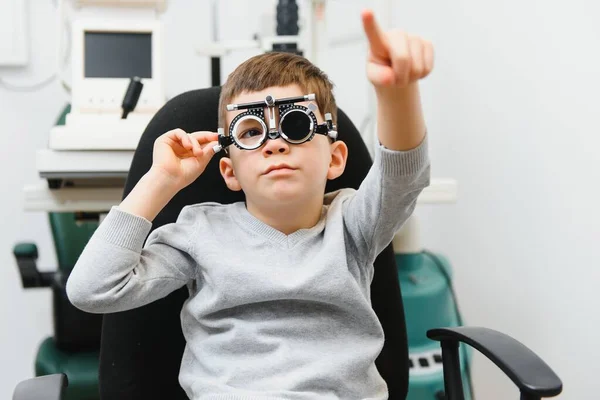 Anak Laki Laki Ceria Berkacamata Periksa Mata Dokter Mata Mata — Stok Foto