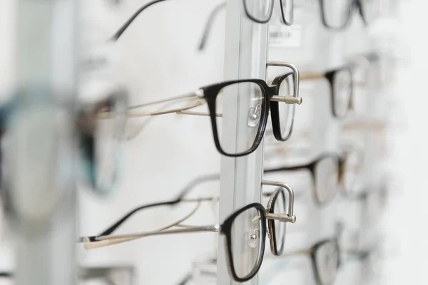 Reihe Von Luxusbrillen Einem Optikergeschäft — Stockfoto