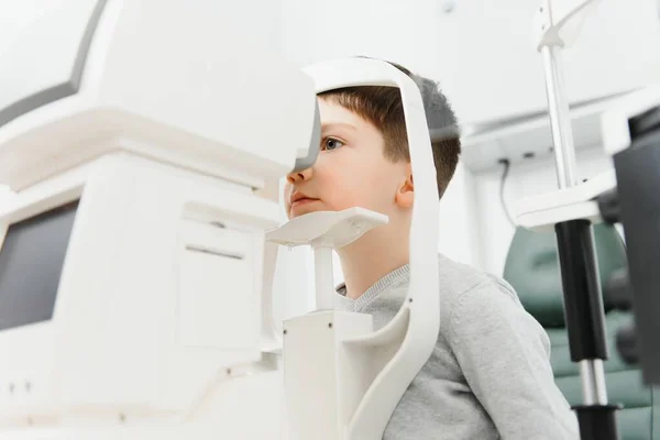 Konsep Optometri Dokter Optometris Wanita Memeriksa Penglihatan Anak Laki Laki — Stok Foto