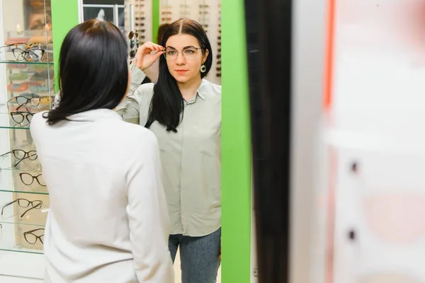 Frau Probiert Brille Brillengeschäft — Stockfoto