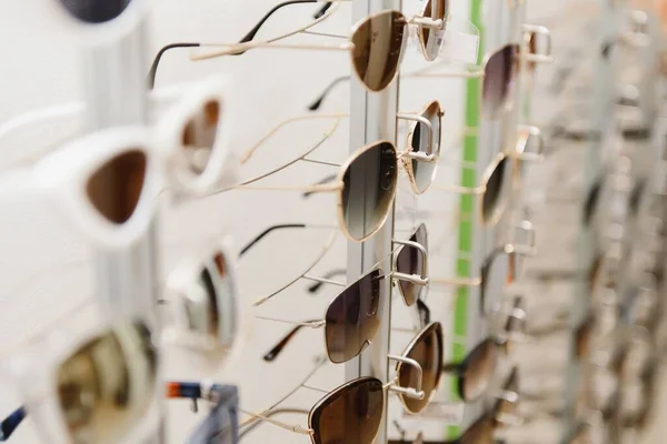 Mağaza Rafında Şık Güneş Gözlükleri Var — Stok fotoğraf