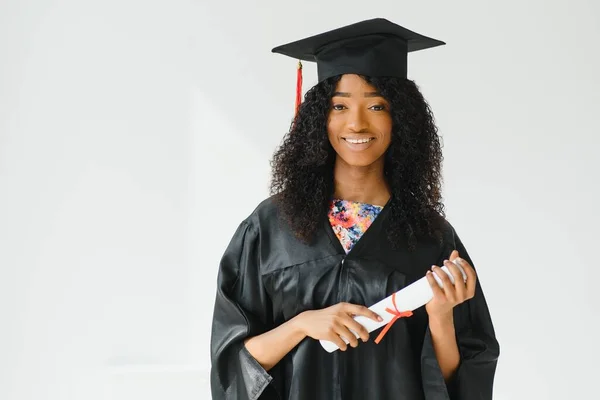 Attraktiv Kvinnlig Afrikansk Amerikansk Universitet Examen Vit Bakgrund — Stockfoto