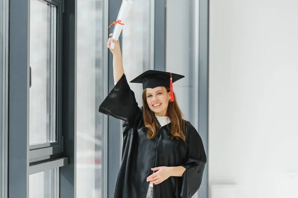 Retrato Mujer Feliz Día Graduación Universidad Educación Personas — Foto de Stock