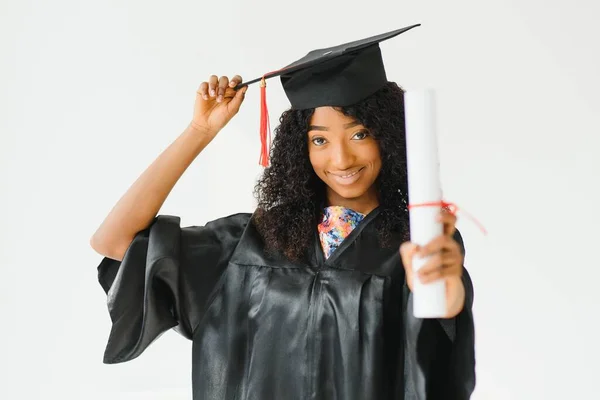Attraktiv Kvinnlig Afrikansk Amerikansk Universitet Examen Vit Bakgrund — Stockfoto