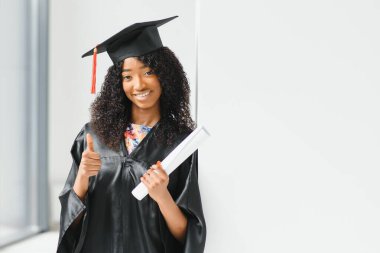Güzel Afro-Amerikan mezuniyet portresi