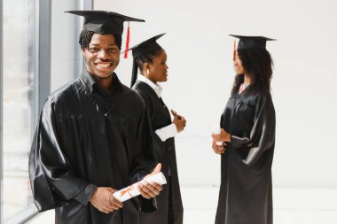 Mezuniyette iyimser genç üniversite mezunları