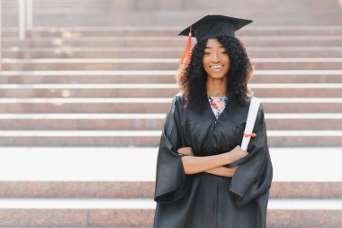 Neşeli Afro-Amerikan lisansüstü öğrencisi elinde diplomasıyla
