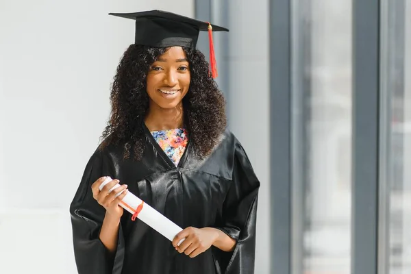 Allegro Afro Americano Laureato Donna Piedi Fronte All Edificio Universitario — Foto Stock