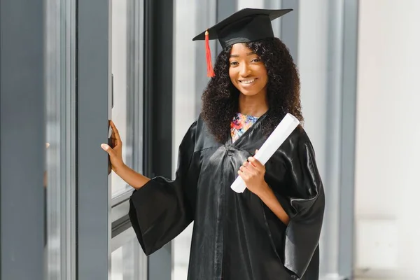 Joyeuse Étudiante Afro Américaine Diplômée Avec Diplôme Main — Photo