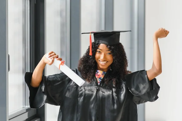 Spännande Afroamerikansk Kvinna Sin Examen — Stockfoto