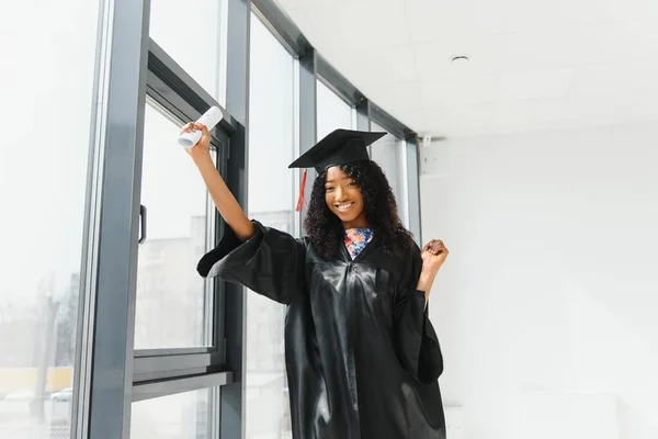Spännande Afroamerikansk Kvinna Sin Examen — Stockfoto