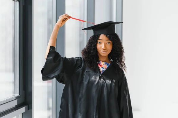 Alegre Estudante Pós Graduação Afro Americana Com Diploma Sua Mão — Fotografia de Stock