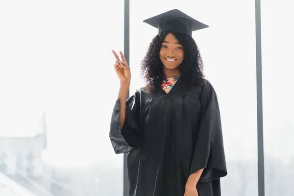 Emocionado Mujer Afroamericana Graduación —  Fotos de Stock