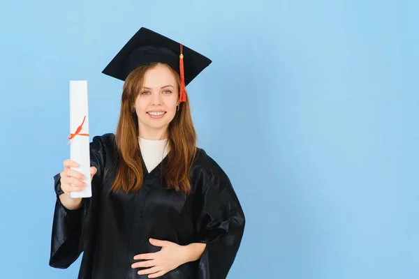 Mujer Estudiante Posgrado Con Sombrero Graduación Vestido Sobre Fondo Azul — Foto de Stock
