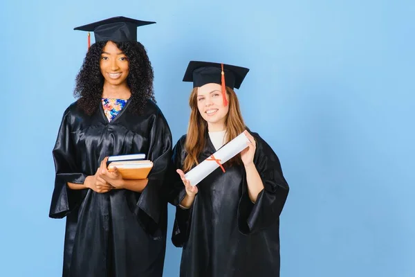 Dvě Mladé Ženy Slaví Promoci Diplomy — Stock fotografie
