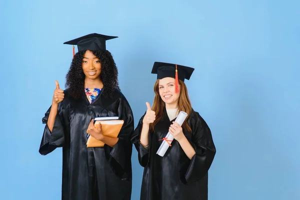 Dos Jóvenes Celebrando Graduación Con Diplomas —  Fotos de Stock