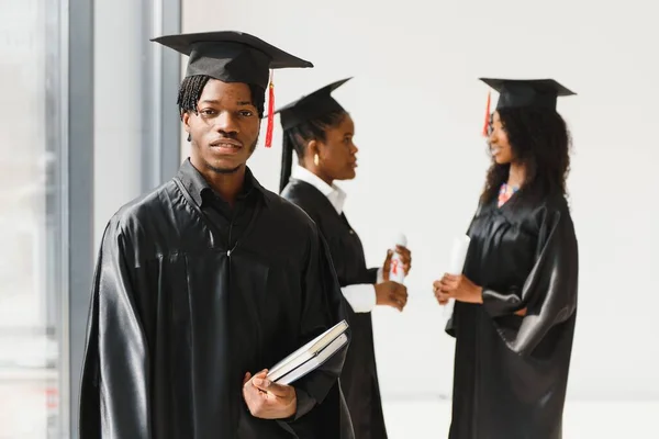 Optimistische Junge Hochschulabsolventen Beim Abschluss — Stockfoto