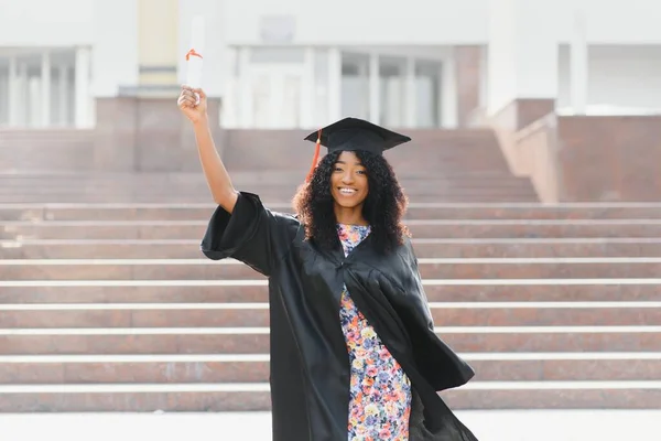 Jong Vrouwelijk Afrikaans Amerikaans Student Met Diploma Poses Outdoor — Stockfoto